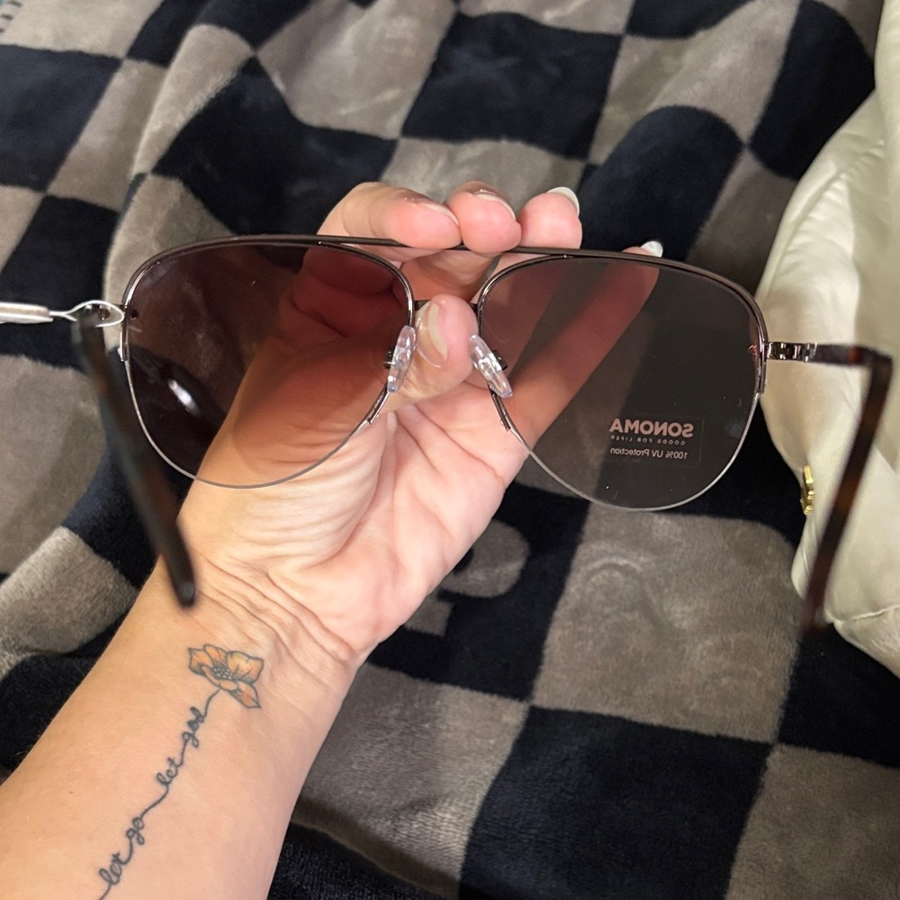 SOLD Sonoma Sunglasses with Dark Lenses - Picture 4 of 4